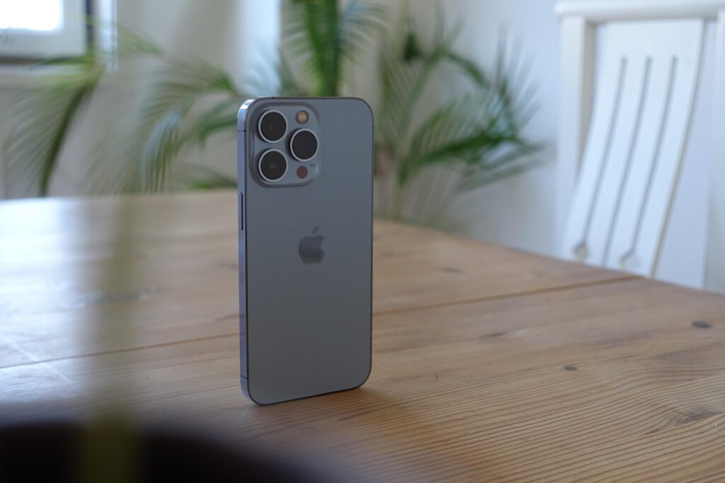 apple iphone 16 ultramarine